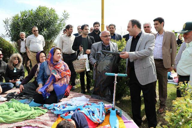 توزیع کیسه های پلاستیکی بین شهروندان وگردشگران در روز طبیعت توسط مهندس کاظمی، شهردار لاهیجان